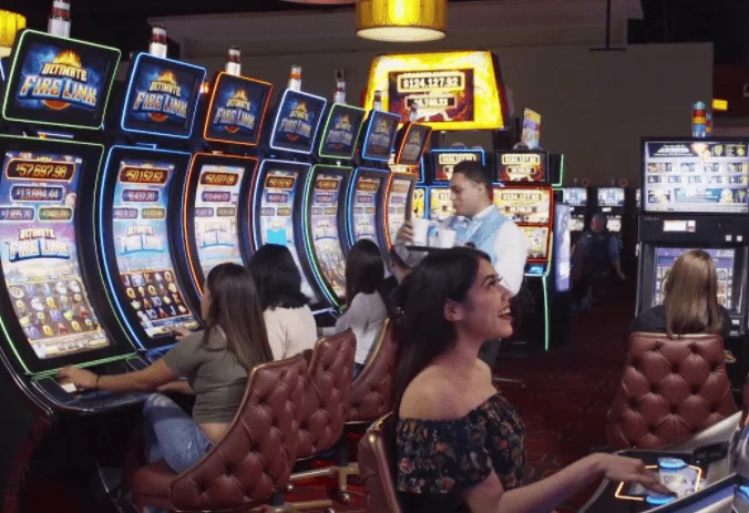 Sala de tragamonedas en casino mexicano con máquinas brillantes